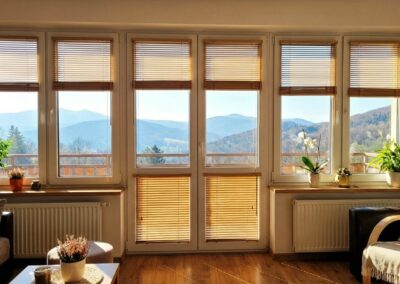 żaluzje drewniane 25 mm w salonie