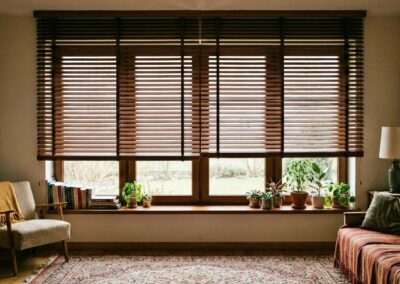 żaluzje drewniane 50 mm ciemne, montaż Warszawa